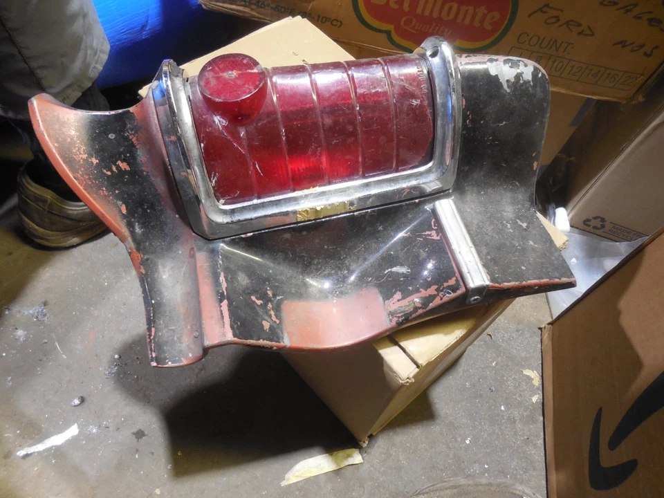 Pontiac Tempest 1964 OEM GM extensión de cuarto lateral derecho con lente y bisel 5955303 Foto 2 de 4