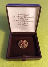 Ehrennadel DRK aus Gold 333 mit vier Vollschliff-Brillanten und einem Rhodolit