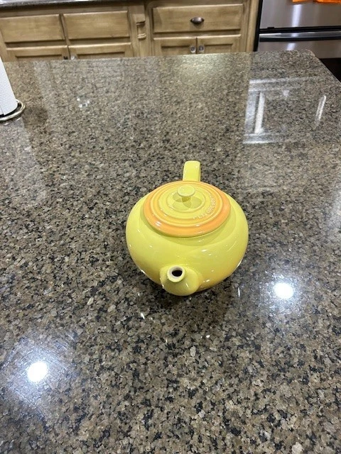Tetera clásica de gres Le Creuset 1 qt microondas a mesa (cítricos/amarillo)  Foto 2 de 2
