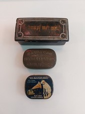 3 × Sammlerdosen aus Blech und Bakelit. Kautaback Schnupftack Grammophonnadeln