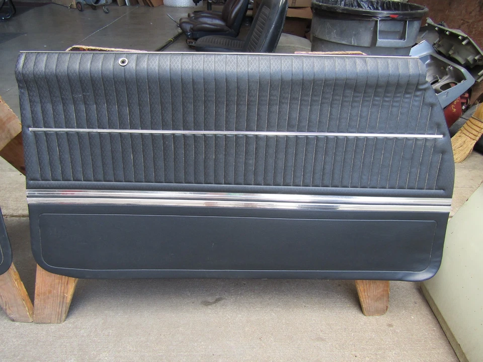 Oldsmobile Cutlass Holiday "S" 1969 par de paneles de puerta delantera premontados negros Foto 3 de 4