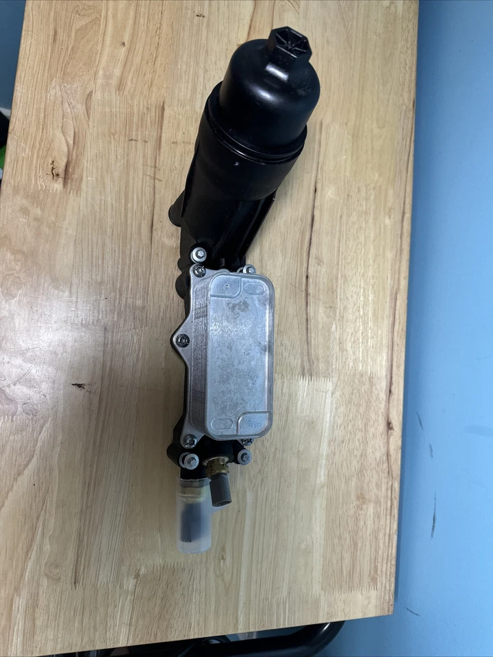 Conjunto de carcasa y enfriador de filtro de aceite de motor Chrysler 300 Foto 2 de 4