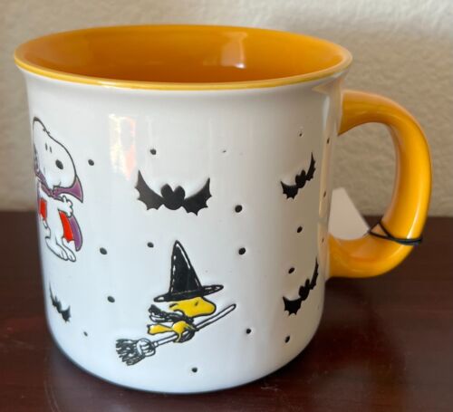 Peanuts Vampire Dracula Snoopy Witch Woodstock Bats Trick or Treat 21 oz Mug New - Picture 1 of 4
