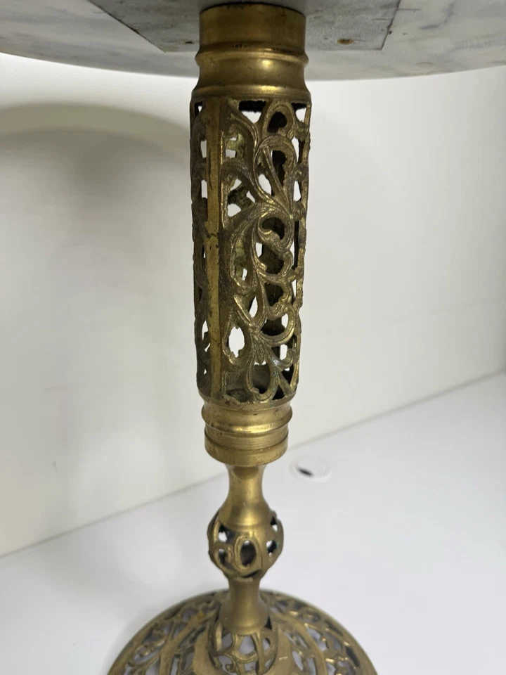 Mesa auxiliar vintage de mármol Carrara de latón reticulado | Soporte para plantas Foto 4 de 4