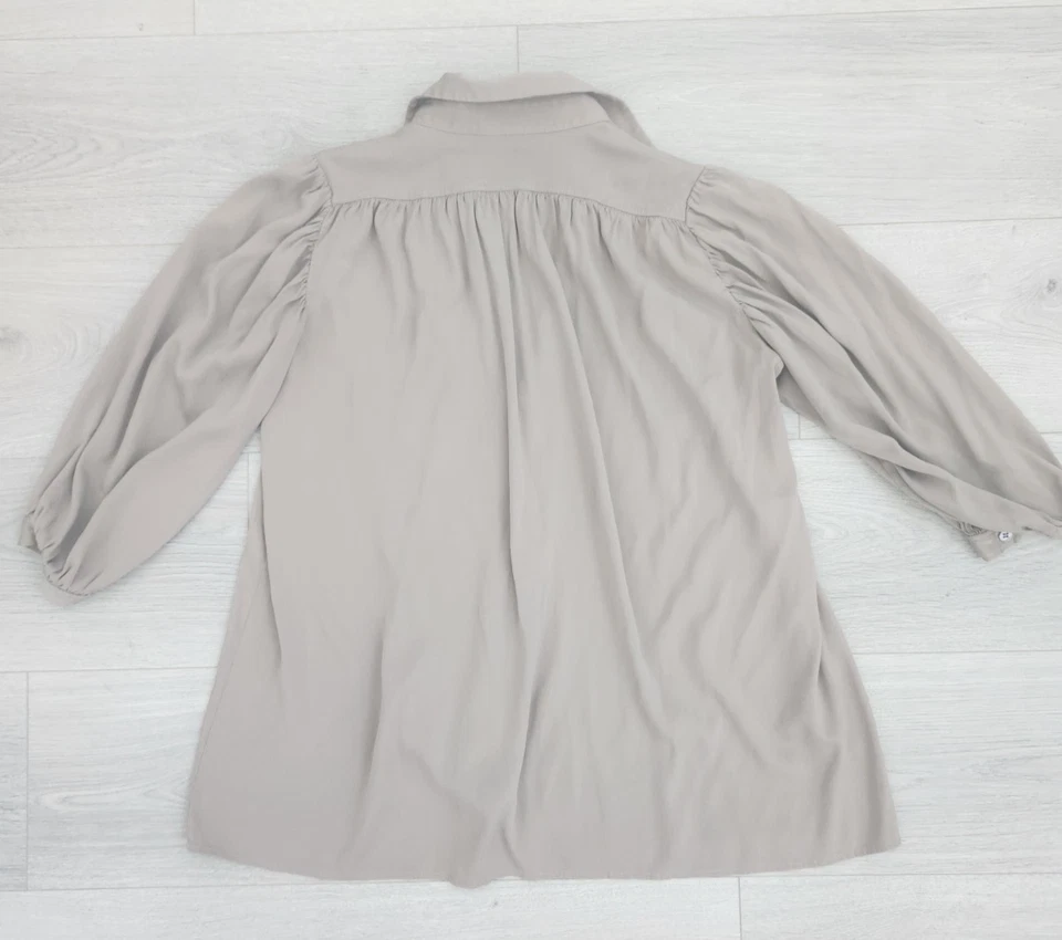 Blusa para mujer Theory pequeña topo abullonada manga corta botón frontal cuello top Foto 4 de 4