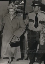 1952 Press Photo Mrs. Sydney King escorted by Bellaire officer Thomas Carson.