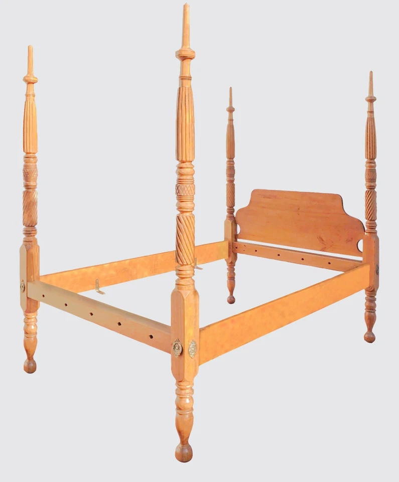 ANTIGUA CAMA FEDERAL TALLADA EN CEREZA CON CUATRO CARTELES TAMAÑO COMPLETO EN PATAS DE BALA DE CAÑÓN Foto 2 de 4