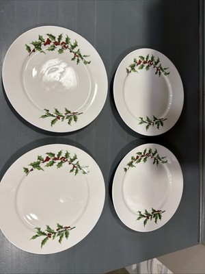 Martha Stewart Everyday Macys Salad Plates 9  FESTIVE HOLLY Set Of 4