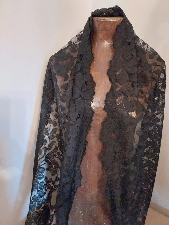 Ancienne longue étolle en dentelle noire aux bords festonnés - Photo 4/4