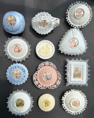 12 verschiedene unbenutzte alte katholische Kunststoffbehälter für Rosenkranz Perlen etc.