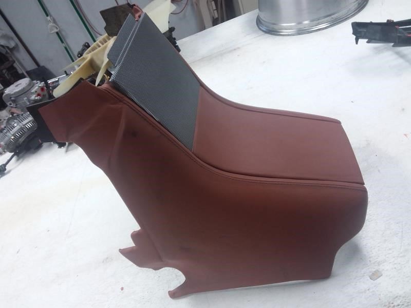 Aston Martin DB9 2006 Front Center console