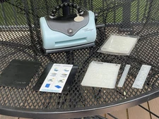 SIZZIX Texture Boutique Purse Style Embossing Machine + Folders / Plates, Crafts