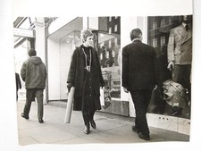 Woman Pavement Les Leston Shop Window Central London 1968 Vtg Photo