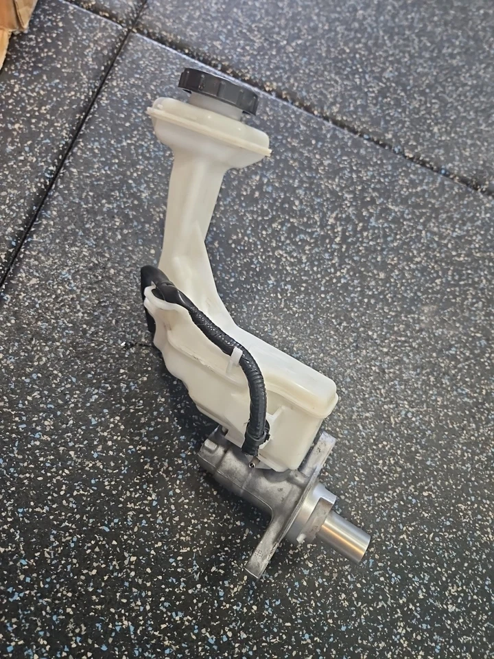 Nissan Rogue 2014-2020 depósito de cilindro maestro de frenos 9 Foto 2 de 3