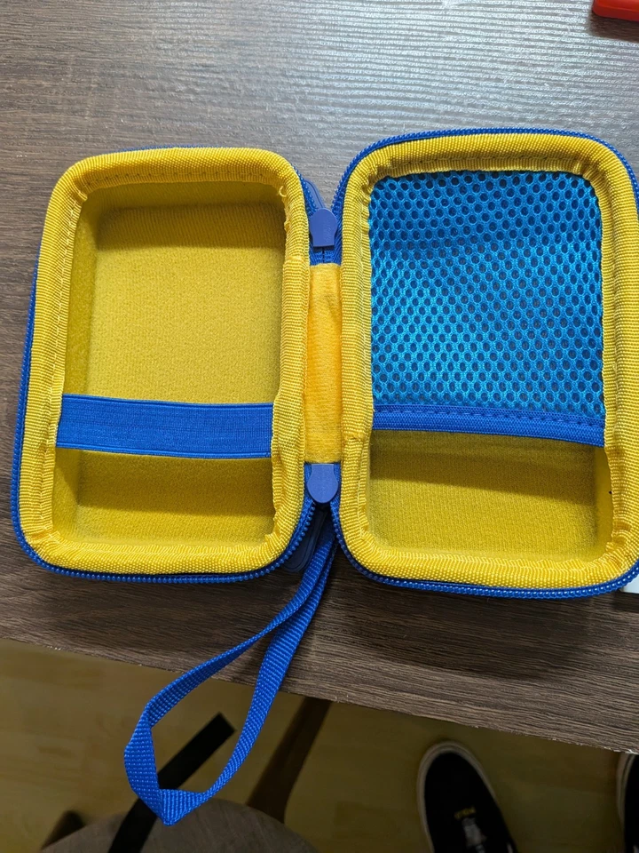 Consola portátil Evercade Capcom Super Pocket con un juego Foto 4 de 4