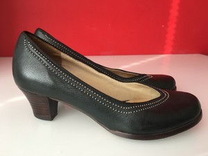 clarks low heel pumps