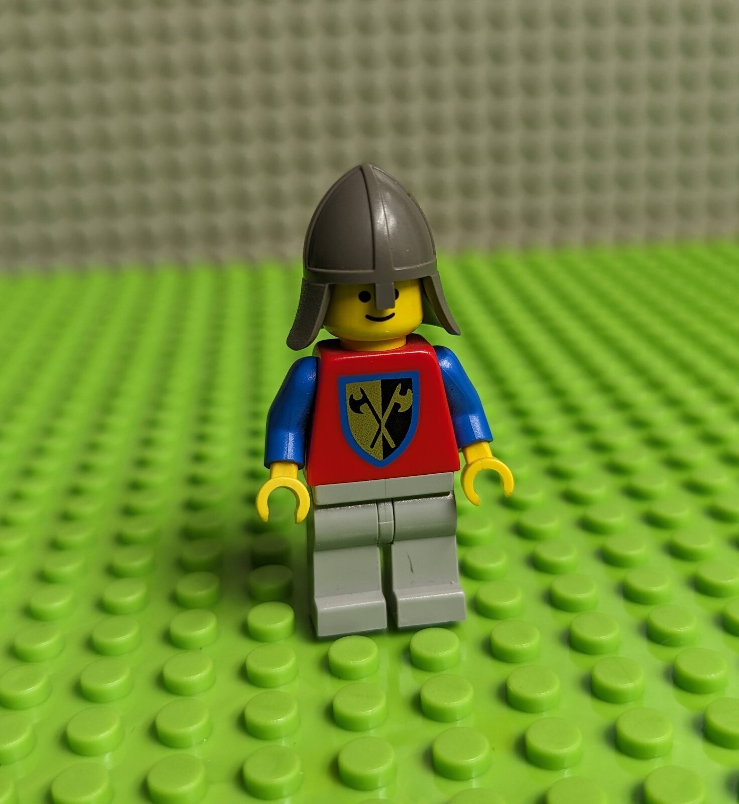 LEGO Castle: Maiden's Cart (6023) EXCLUSIVE Crusader Axe Soldier minifigure RARE