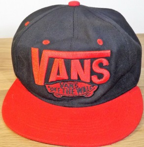topi snapback vans
