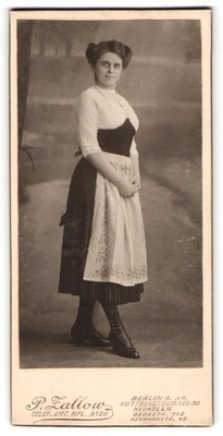 Fotografie P. Zallow, Berlin, Kottbusserdamm 29-30, Porträt einer Dame im tradi 