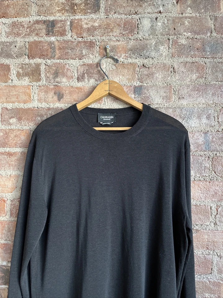 Suéter Calvin Klein 205W39NYC para Hombres, Talla Pequeña, Negro Lyocell/Lana, Simons Opaco Foto 3 de 4