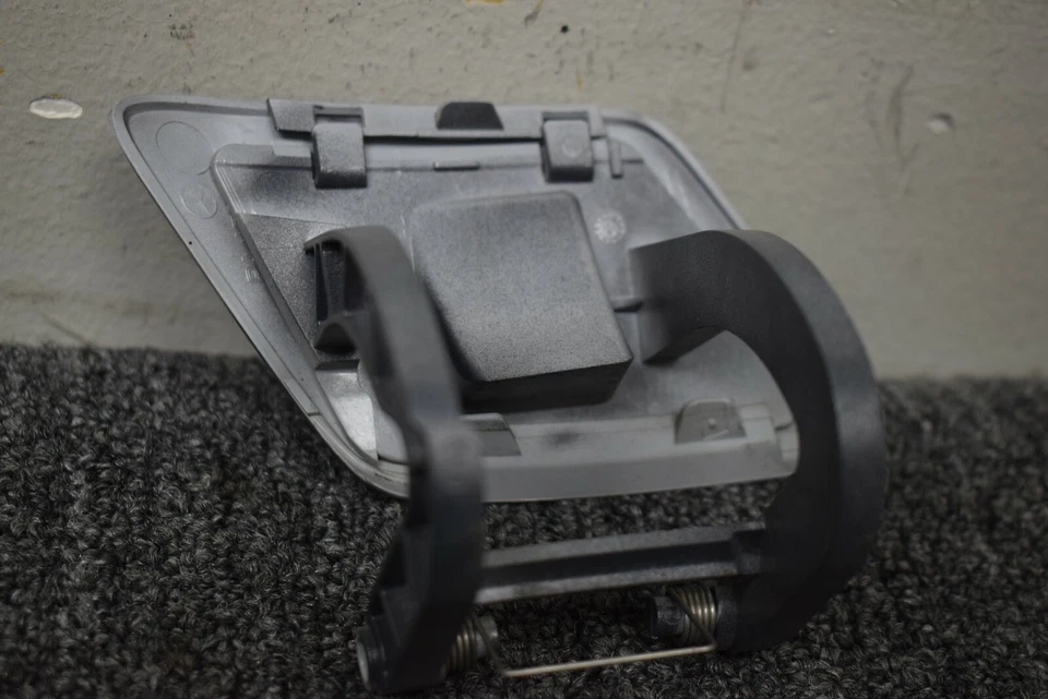 Mercedes Benz S 63 AMG 2010-2013 cubierta de ojo de remolque OEM de fábrica Foto 4 de 4