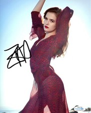 Zoey Deutch Sexy Autographed Signed 8x10 Photo ACOA