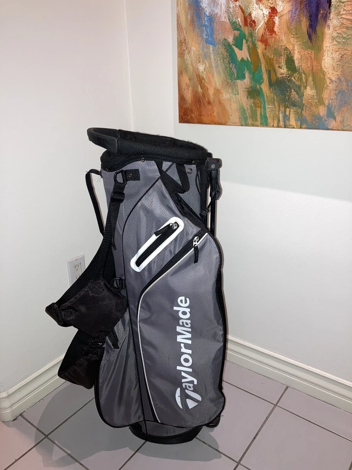 Bolsa de transporte ligera con soporte de golf TaylorMade gris cubierta de lluvia de 5 vías incluida Foto 3 de 4