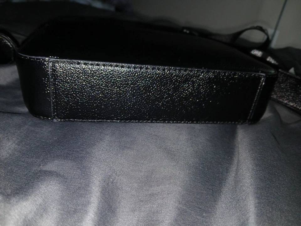 Bandolera Karl Lagerfeld Paris Maybelle con logotipo adornado con diamantes de imitación Foto 4 de 4