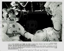 2000 Press Photo Clint Eastwood and Tommy Lee Jones in "Space Cowboys" Movie