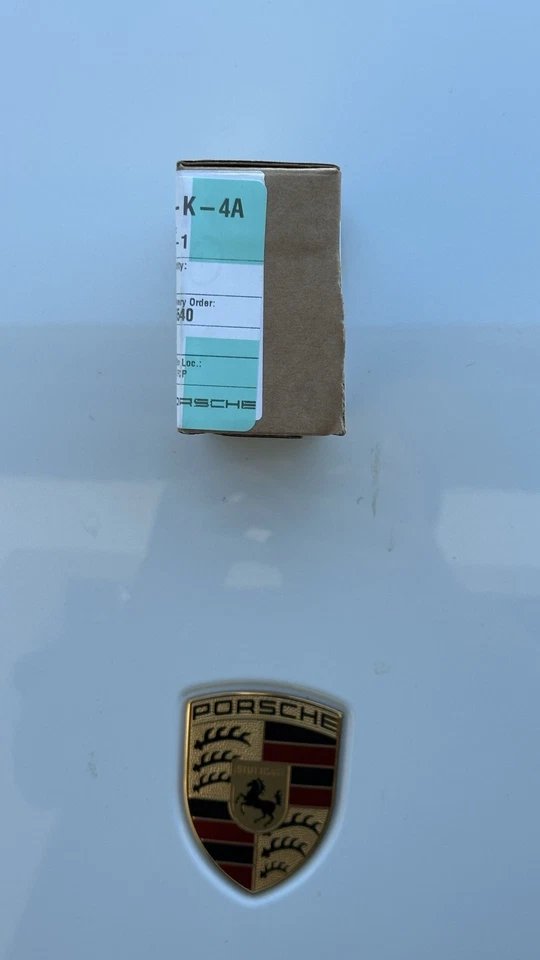 Válvula de retención de bomba de inyección de aire secundaria Porsche - Original Porsche 0PB906046 Foto 2 de 4