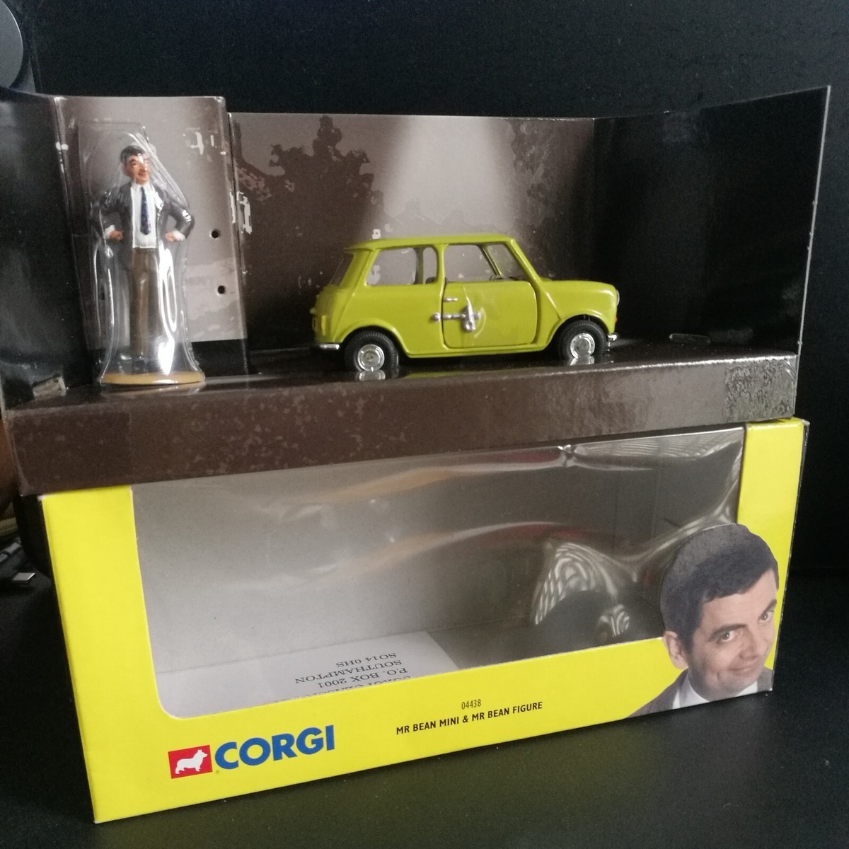 Collectable Rare Diecast Corgi 04438 Mr Bean Green Mini & Figure
