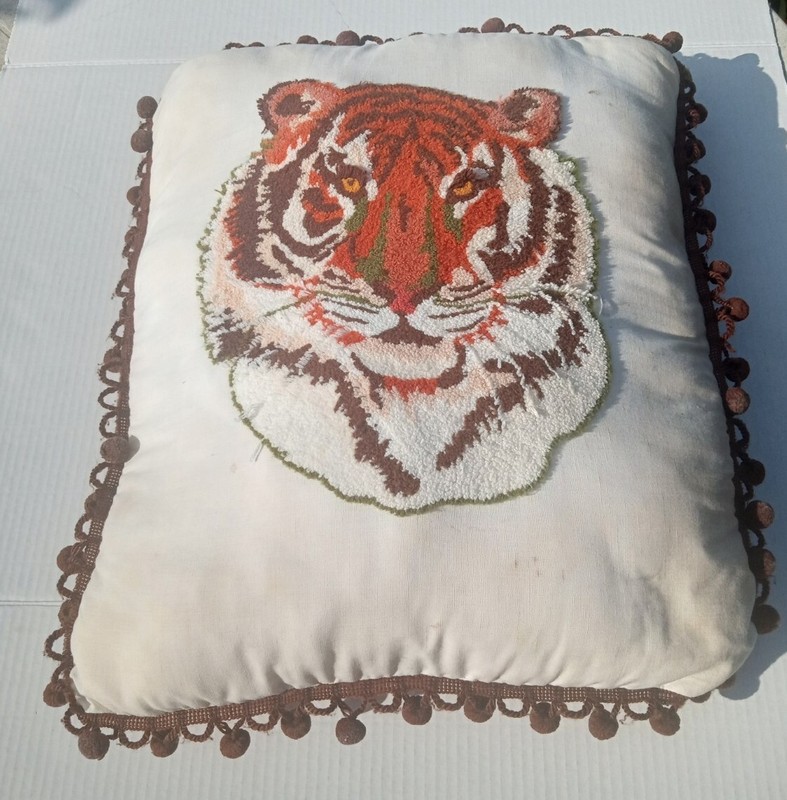 VINTAGE TIGER LATCH HOOK PILLOW ART/POM POM EDGE COMPLETED MCM KITSCHY