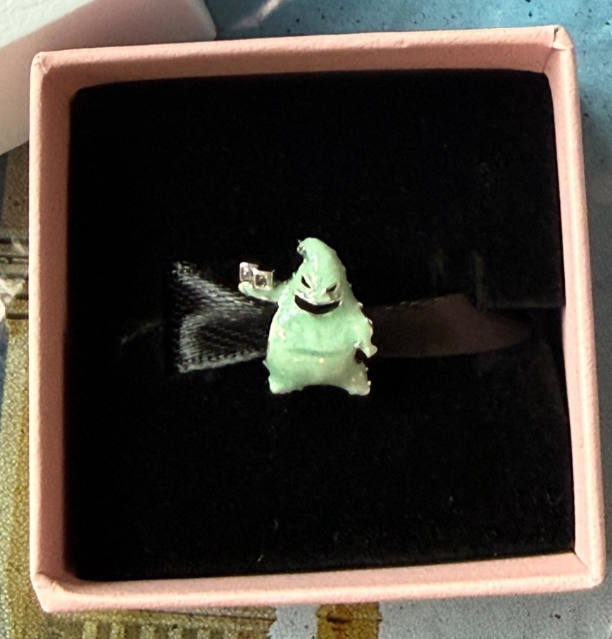 2026 Disney Parks Oogie Boogie Pesadilla antes de Navidad Brilla en la oscuridad Pandora Dije