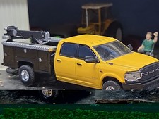 1:64 GreenLight DUALLY 2018 Dodge RAM 3500 Service Bed Truck Hitch Tow 4x4 Crane