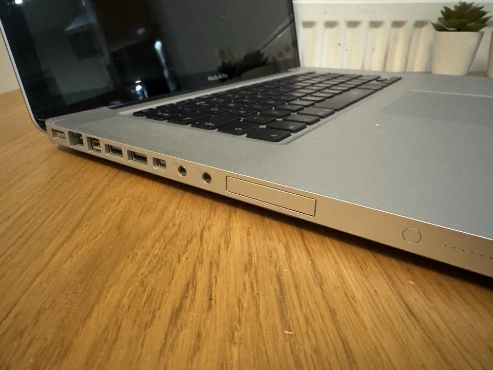 Apple Macbook Pro 15" 2.4GHz ic2 Duo, Nvidia GeForce 9600M, 250gb ssd - Image 4 of 4