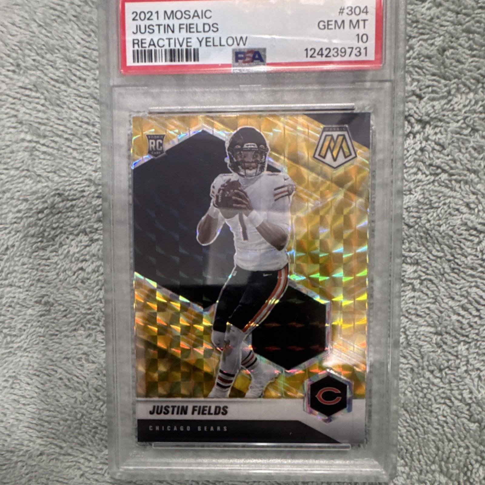 2021 Panini Mosaic Justin Fields #304 Reactive Yellow Prizm PSA 10 Rookie Bears