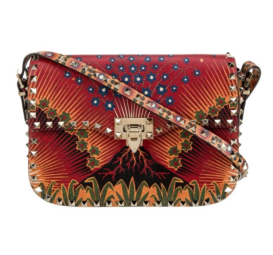 Borsa a tracolla Valentino Rockstud Volcano in pelle di vitello con patta rossa prezzo al pubblico consigliato $4.000