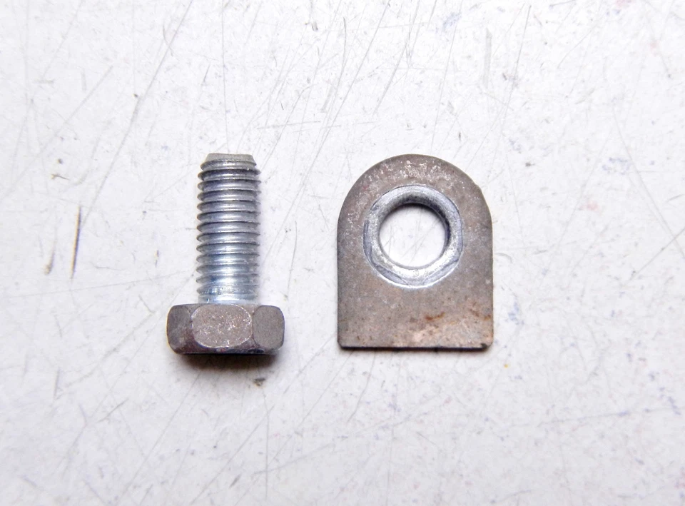 78 铃木 DR370 CYLINDER HEAD TACHOMETER DRIVE PLUG RETAINER PLATE & SCREW/BOLT — 第 2/3 张图片