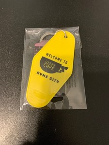 Details About Pokémon Detective Pikachu Hi Hat Cafe Keychain Key Ring Ryme City Hotel