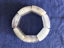 Bracelet en pierres taillées d'Améthyste