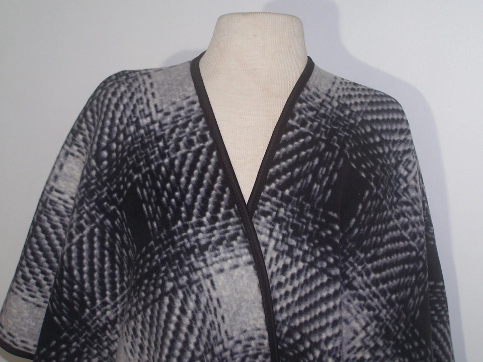 IKE BWHAR BLACK/WHITE REVERSIBLE FLEECE PONCHO SZ OS - Image 2 of 4