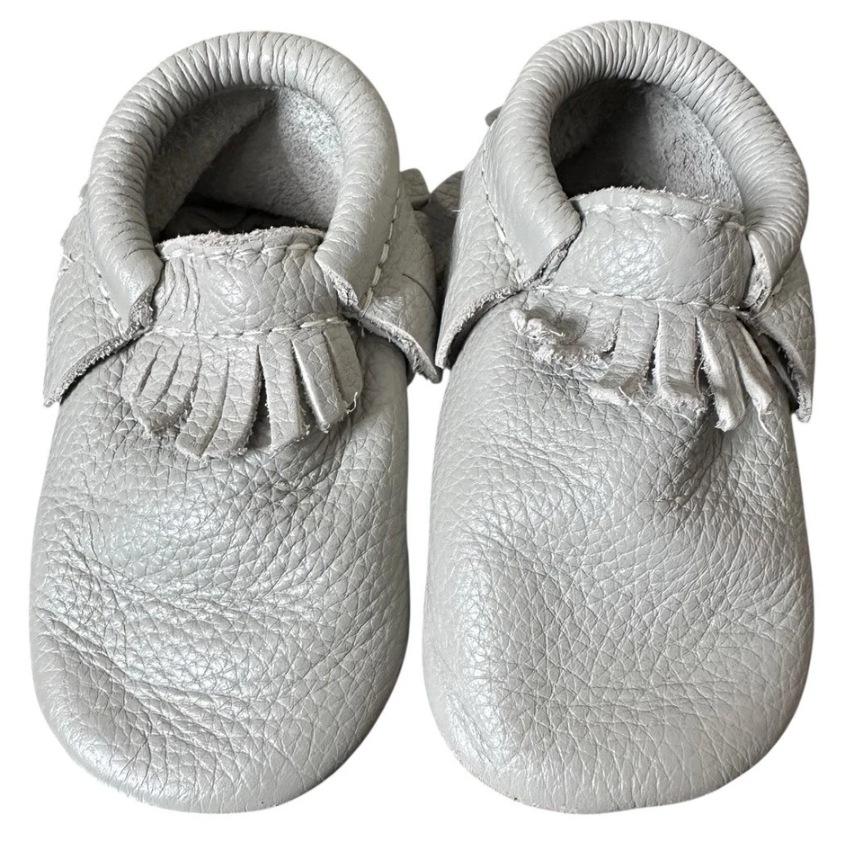 Mocasines grises de cuero plateado recién escogidos para bebé talla 4 ¡ENVÍO RÁPIDO! Foto 2 de 4