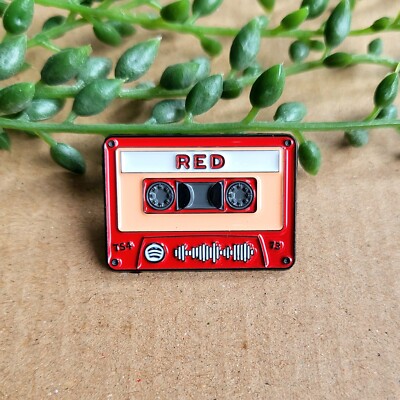Taylor Swift rote Emaille Pin Anstecker - Musikkassette rotes Album Metall Pin Geschenk