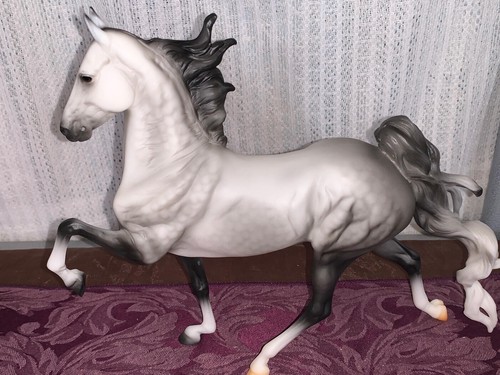 Breyer Modellpferd Neu 2023 Breyerfest SR Dapple grau Sattelzucht Hamilton - Bild 2 von 4