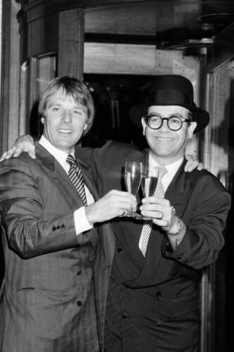Elton John presents Watford FC's new manager, Dave Bassett 1987 Old Photo - Zdjęcie 1 z 1
