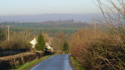 Foto 6x4 Der Blick hinunter Glasshouse Hill. With the Malverns breaking through c2008
