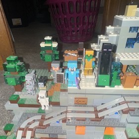 *99% Complete w/All Minifigs* LEGO Minecraft 21137 The Mountain Cave