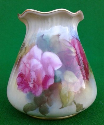ROYAL WORCESTER ROSA ROSEN GERIFFELTER RAND VASE - SIGNIERT E. M. FILDES - DATIERT 1921.