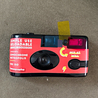 Lomography Simple Use Reloadable 35mm Film Camera Fixed Focus Flash Red/Black