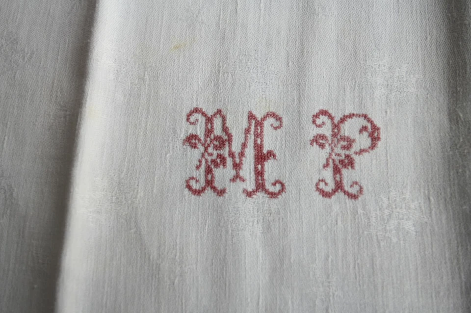 Lot N°22 de 6 serviettes de table damassé monogramme MP & liteaux rouges Usagées - Photo 4/4